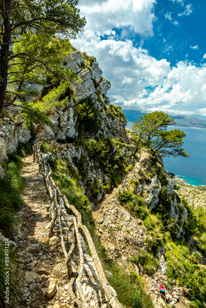 Fototapeta premium Wanderung zum Berg und Aussichtspunkt Talaia d'Alcúdia mit einen fantastischen Ausblick auf die Bucht von Alcúdia auf der Balleareninsel Mallorca - Spanien
