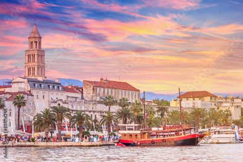 Obraz na płótnie Coastal summer cityscape - view of the promenade the Old Town of Split with the Palace of Diocletian and bell tower of the Cathedral of Saint Domnius, the Adriatic coast of Croatia w salonie