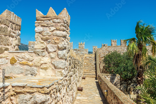 Fotografi Raised protected walkway also crenelated parapet in historic Marmaris Castle in Turkey