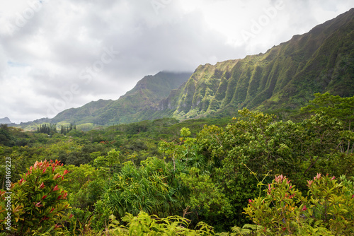 Obraz na płótnie Scenic view of landscape with green mountains seen from Ho'omaluhia Botanical Garden on the Hawaiian Island of Oahu, USA against cloudy sky w salonie
