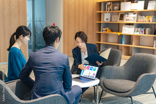 ロビーで会話するカップルと相談員 photo