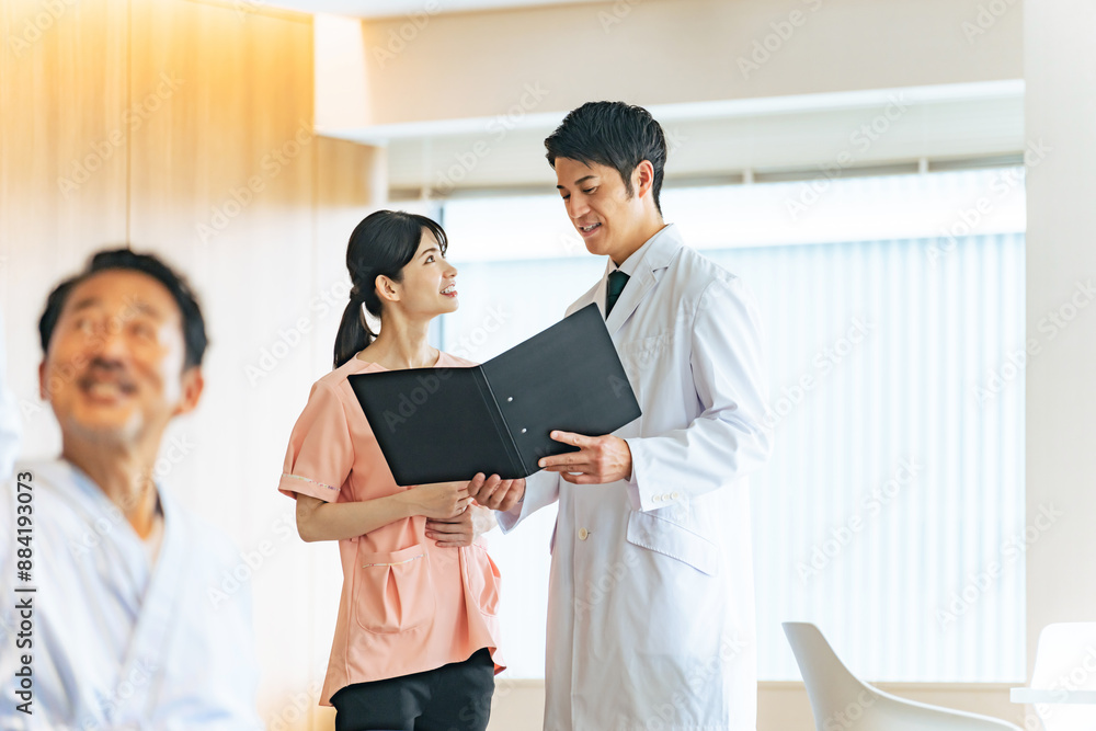 ミーティングする医師と看護師 ミーティングする医師と看護師