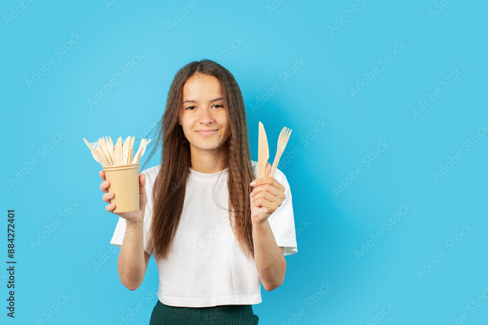 teenager girl with wooden utensils, Eco-friendly Catering disposables, zero waste takeaway, copy space teenager girl with wooden utensils, Eco-friendly Catering disposables, zero waste takeaway, copy space