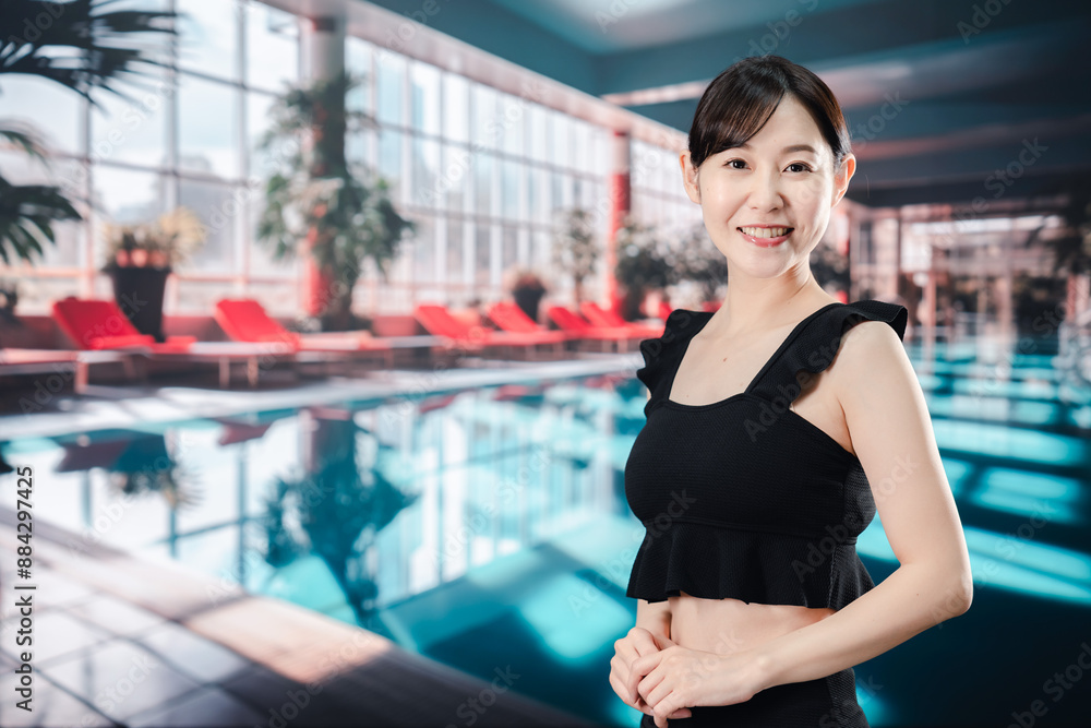 Fototapeta premium 楽しくプールに入る若い女性