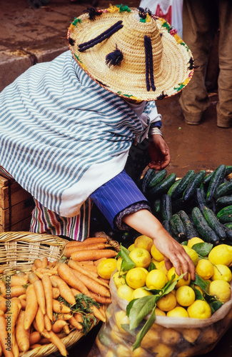 Campesina vendiendo productos agrícolas en un mercado de la ciudad de Tetuán en Marruecos