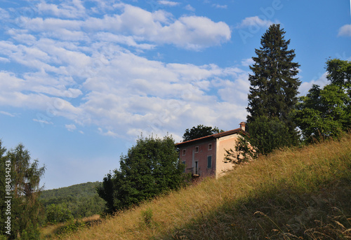 PANORAMA DI MONTAGNA CON CASA ROSA photo