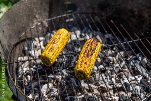 Maiskolben zubereitet auf einem Grill Gold gelb Close up photo