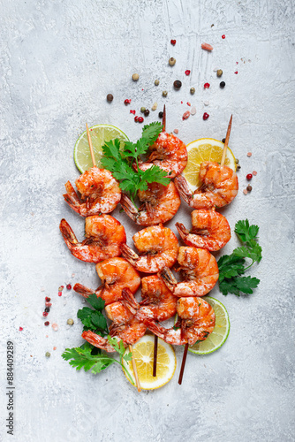 Konstfotografi Fried shrimp, without a head, on skewers, shrimp kebabs, with spices, grilled, h