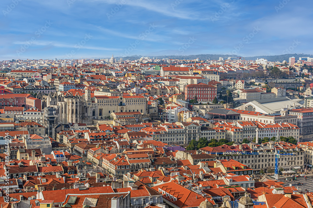 Obraz premium Beautiful panoramic view of downtown of Lisbon. Colorful buildings with red roofs. Lisbon, Portugal.