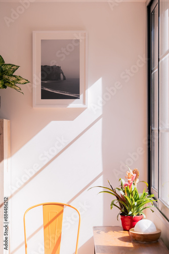 tableau sur un mur avec soleil à la fenêtre