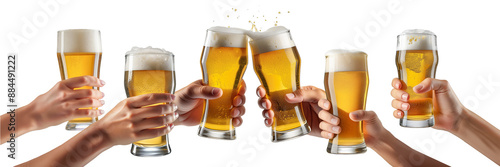 グラスビールを持って乾杯する大勢の人々の手