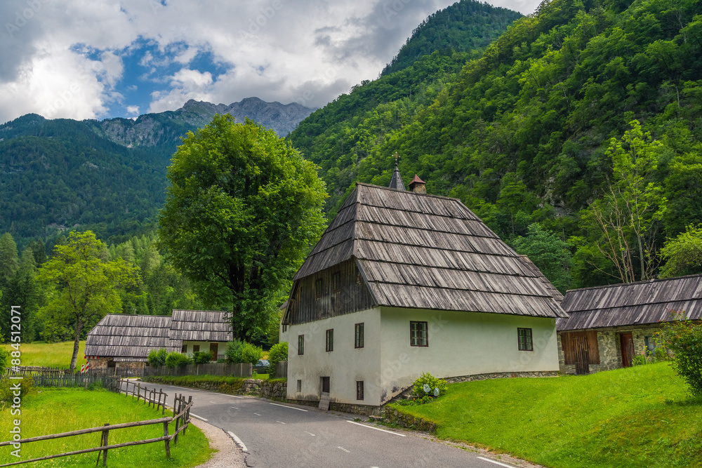 Casitas tipicas del valle del Soča, Eslovenia Casitas tipicas del valle del Soča, Eslovenia