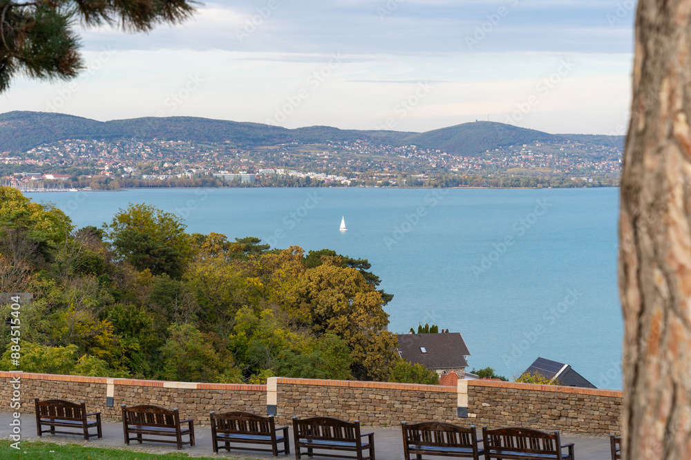 Obraz premium A sailing ship on Lake Balaton in the autumn sunlight with Balatonfüred in the background