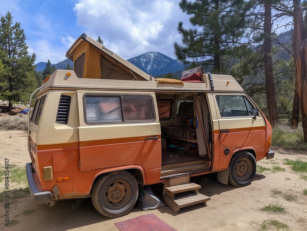 Obraz premium Vintage camper vparked in mountain forest