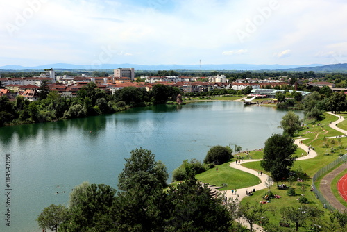 Seeparkgelände in Freiburg im Sommer