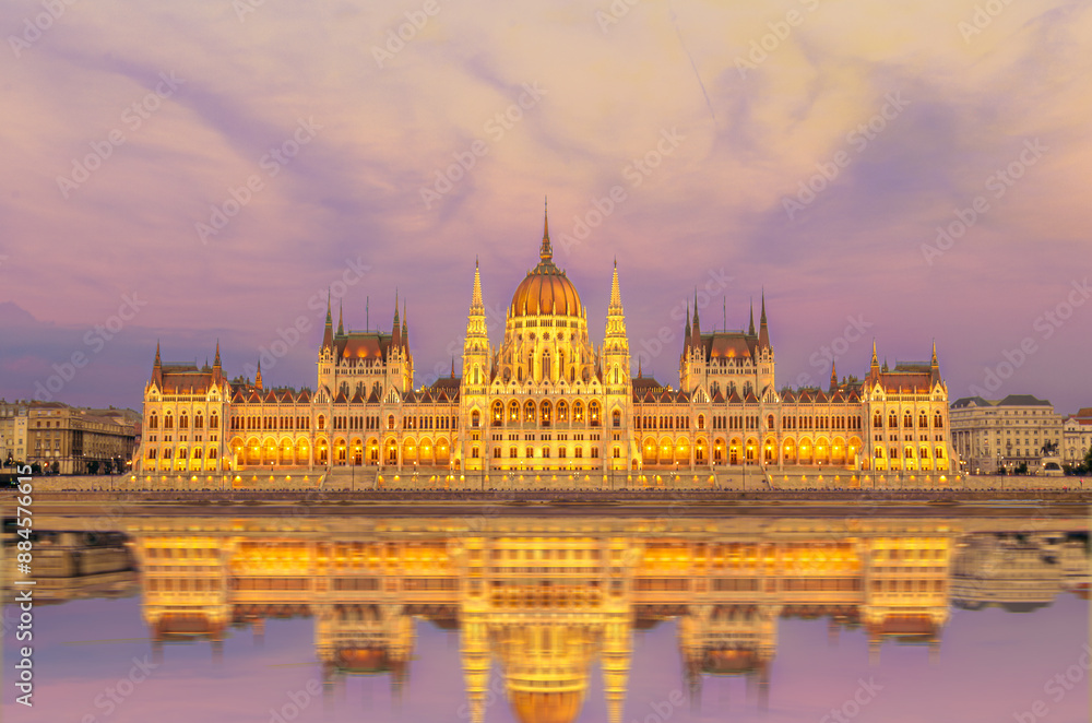 Obraz premium Budapest Parliament building in the sunset and blue hour