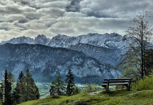 Bank mit Blick ins Kaisergebirge am Nußlberg bei Kiefersfelden, Inntal, Bayern, Alpen, Deutschland