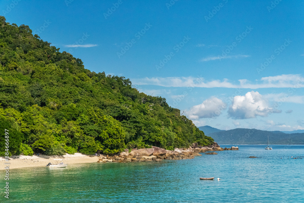 Naklejka premium Picturesque tropical coral beach with turquoise water on Fitzroy Island. It is a continental island southeast of Cairns, Queensland, Australia.
