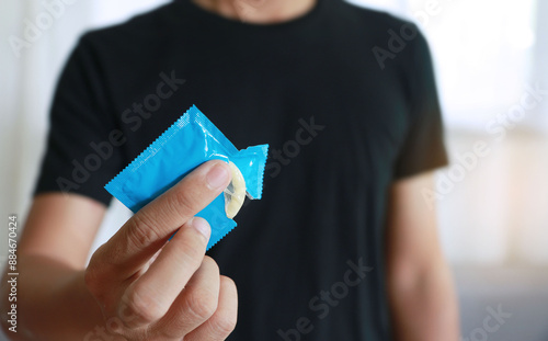 Foto Men holding condoms have safe sex