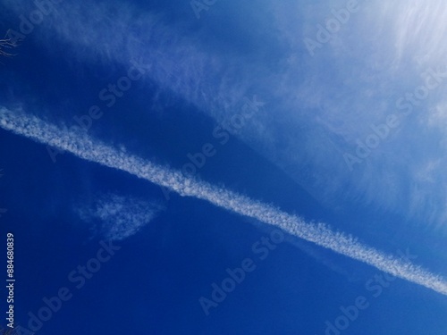 印象的な空　飛行機雲と青空