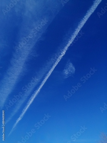 印象的な空　飛行機雲と青空