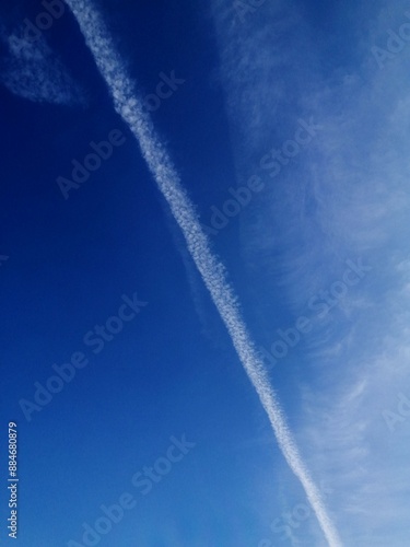印象的な空　飛行機雲と青空