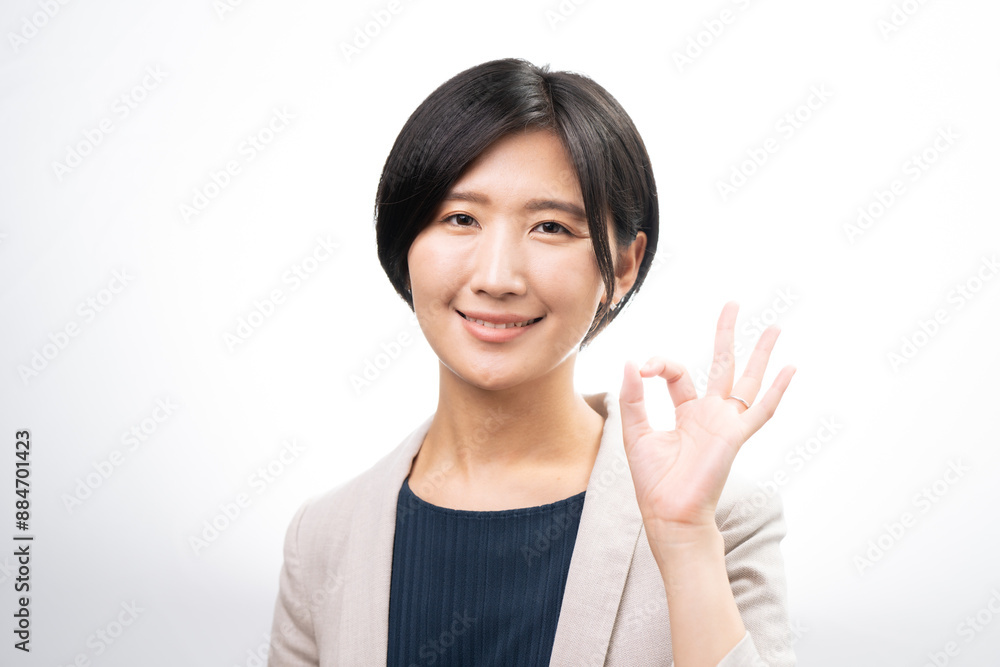 OKサインする女性2 OKサインする女性2