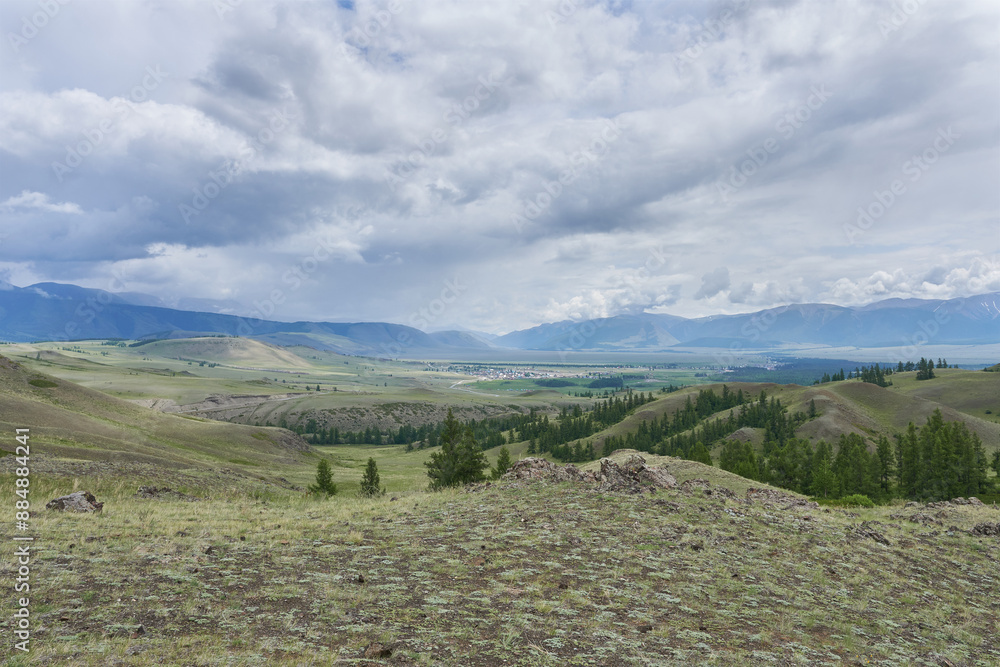 Naklejka premium Picturesque view of the valley in cloudy weather. Mountain Altai.