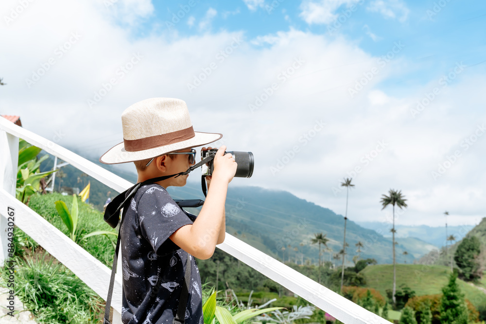 Obraz premium Child learning photography, travel and hiking. Colombia, cocora valley. Family.