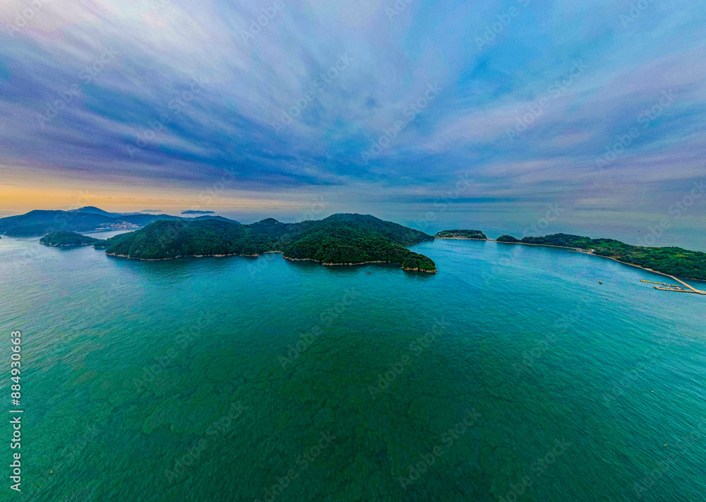 Fototapeta premium 2022년 6월 경, 소이작도에서 드론으로 촬영한 섬의 전경입니다.