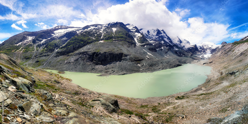 Obraz premium Austria highest mountain panorama, Grossglocker from the end of Grossglockner High Alpine Road at Kaiser Franz Josef Hohe. Largest glacier in the eastern Alps