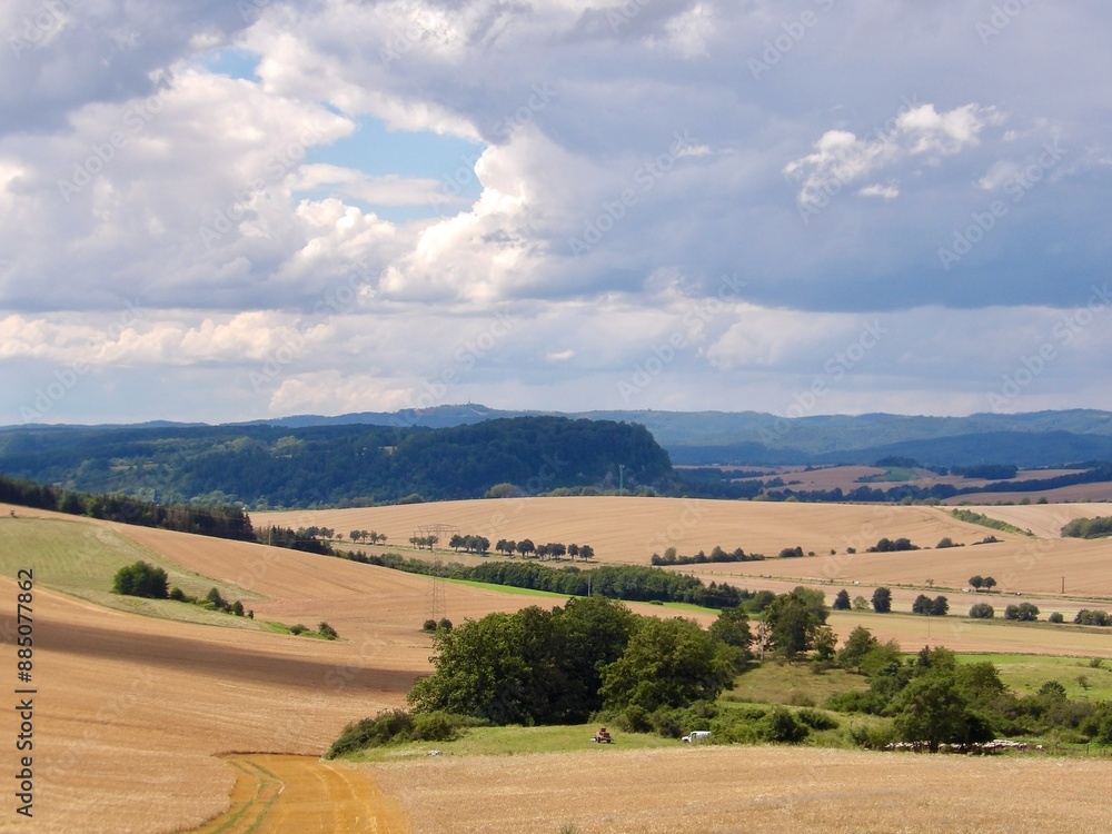 Obraz premium Eine Wanderung zum Aussichtsturm Rüdigsdorfer Schweiz bei Rüdigsdorf mit Blicken zum Mühlberg und dem kohnstein in niedersachswerfen und der Ruine Hohnstein