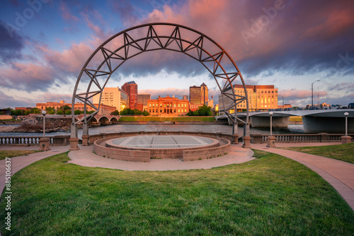 Obraz na płótnie Des Moines, Iowa, USA. Cityscape image of Des Moines skyline, Iowa, USA at summer sunrise. w salonie