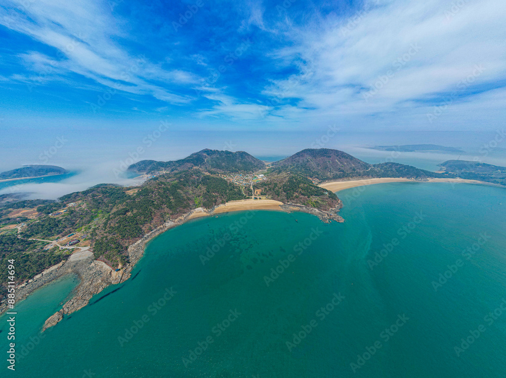 Obraz premium 2022년 4월 경, 대이작도에서 Air2s 드론으로 직접 촬영한 섬의 전경입니다.