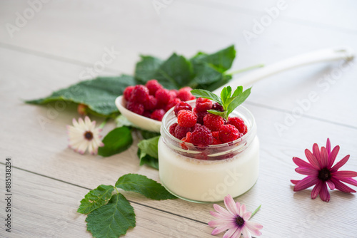 фотографія homemade food, milk yogurt with fresh raspberries