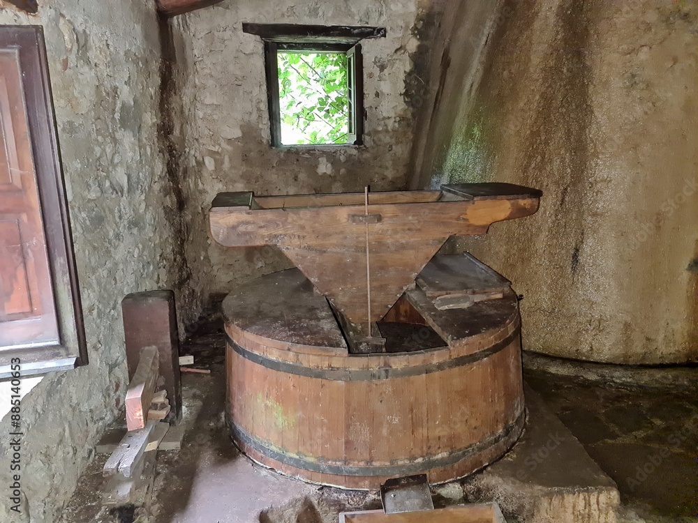 Morigerati - Interno del mulino nell'oasi WWF
