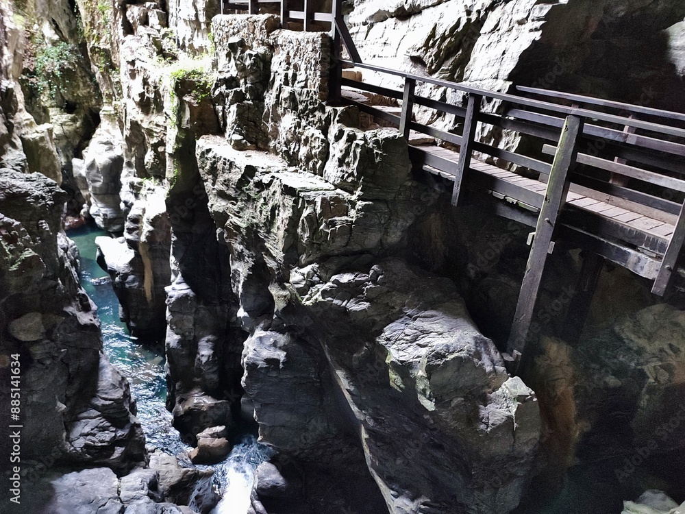 Morigerati - Scorcio della grotta dal ponticello