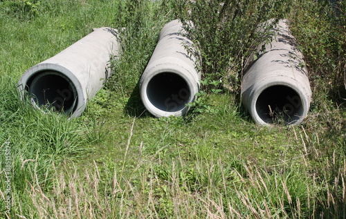 Glockenmuffenrohre, Abwasserrohre aus Beton, abgelegt auf einem Grundstück in Lippetal Büninghausen an der Buschstraße, bei Sonnenschein. photo