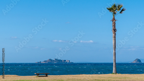 長崎の世界遺産軍艦島とヤシの木