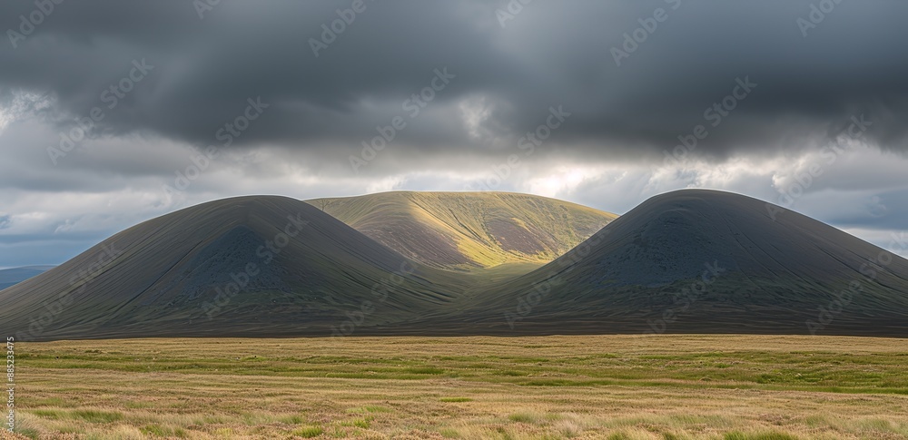 Obraz premium View of sand dunes and cloudy sky seen from the desert