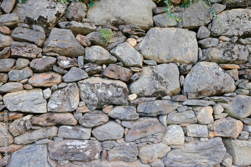 Dekorative Steinmauern zur Bepflanzung für Garten und Haus