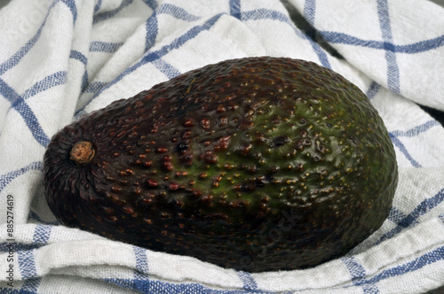 Avocat mûr en gros plan sur un torchon de cuisine photo