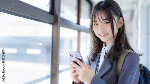 笑顔でスマホを見る女子高生 Free Download 笑顔でスマホを見る女子高生 - GFXLoad