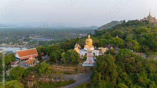 Fotografia Aerial view of beautiful Thang Sai temple, the temple is on a mountain surrounded by green forests