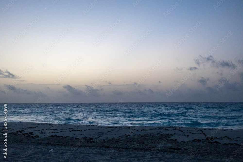 Amanecer en las playas de Cancún, Quintana Roo. Amanecer en las playas de Cancún, Quintana Roo.