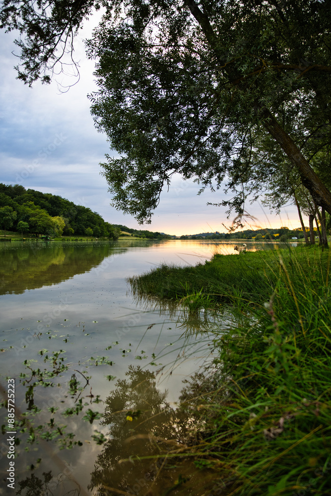 Coucher de soleil sur un rivage de lac nature Coucher de soleil sur un rivage de lac nature