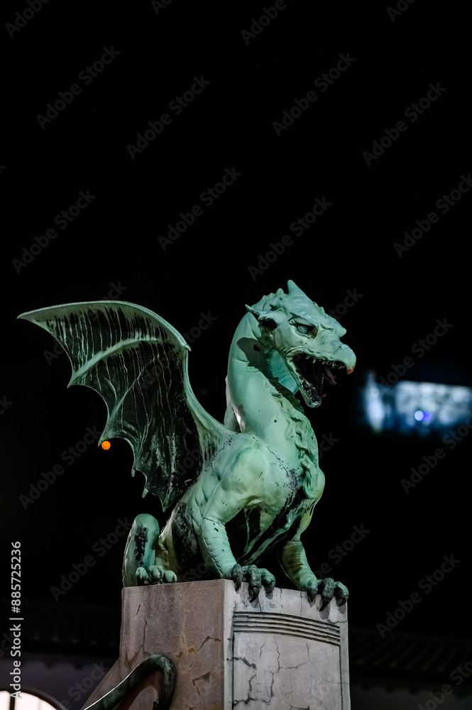 Fototapeta premium Dragon bridge and the Dragon statue with the Ljubljana castle at night