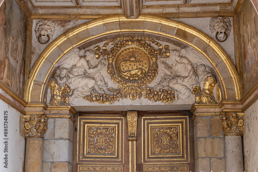Architecture details of Fontainebleau Palace (XII century). Fontainebleau Palace - old royal hunting castle, one of largest royal chateaux in France (55 km from Paris). Fontainebleau, France.