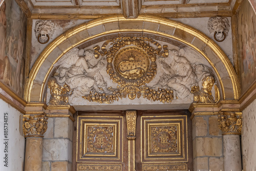 Obraz na płótnie Architecture details of Fontainebleau Palace (XII century). Fontainebleau Palace - old royal hunting castle, one of largest royal chateaux in France (55 km from Paris). Fontainebleau, France. w salonie