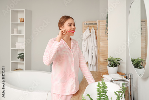 Beautiful young woman brush...